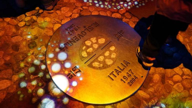 Čezmejni trg praznično osvetljen