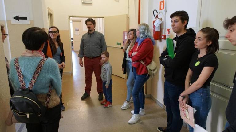 Slovenski dijaki v vlogi vodičev po nekdanji umobolnici