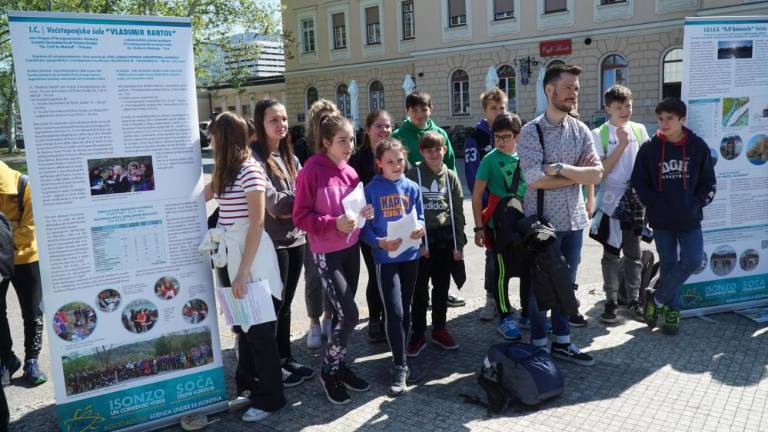 Izsledke strnili na dvanajstih dvojezičnih panojih