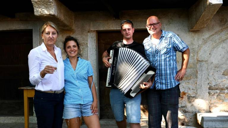 Kraška ohcet stopa v živo