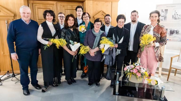 Poklon aleksandrinkam z verzi in glasbo