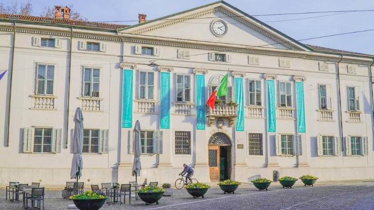 Papirnate osebne izkaznice je treba zamenjati z elektronskimi