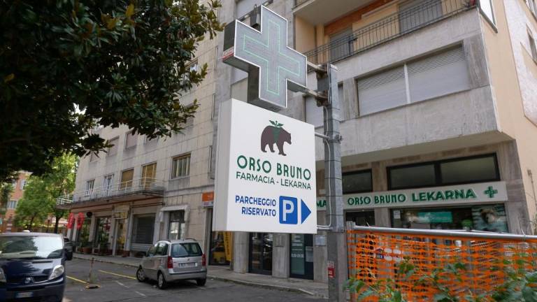 Dvojezični napis sporoča, da govorijo tudi slovensko