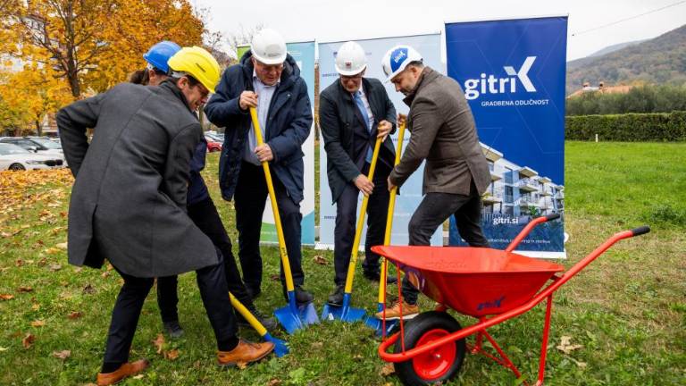 Stekla gradnja odvodnika v Sočo