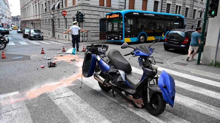 V križišču med ulicama Udine in sant’Anastasio trčila kombi in skuter