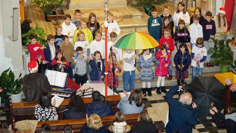 Mali in veliki pevci skupaj pričarali božično vzdušje