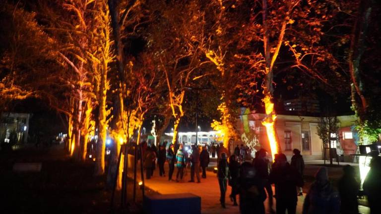 Čezmejni trg praznično osvetljen