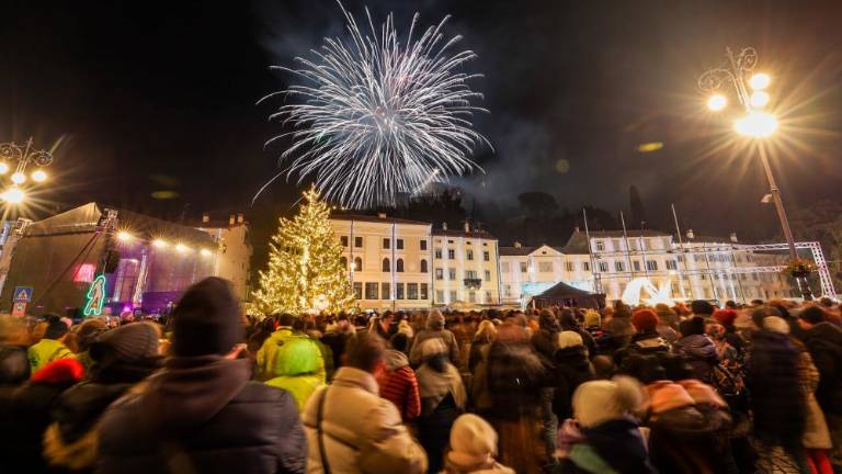 Oboji so premagali mraz: v Gorici glasba in ognjemet, v Novi Gorici Mambo Kings (foto)