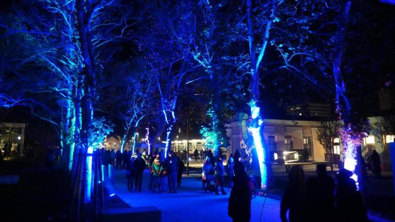 Čezmejni trg praznično osvetljen