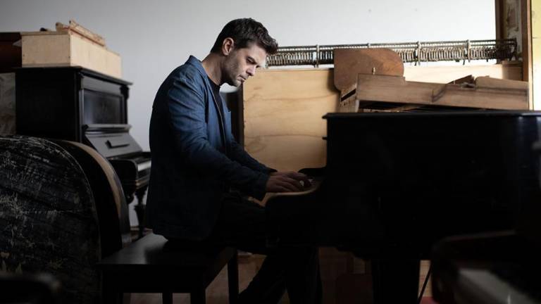 Luca Ciut med ostalinami cerkvice na Sabotinu