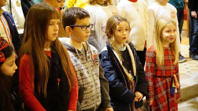 Mali in veliki pevci skupaj pričarali božično vzdušje