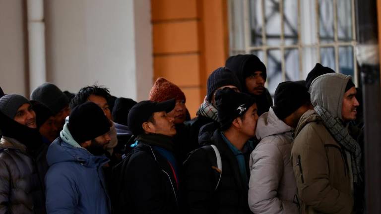 Kljub premestitvi ostaja na cesti več kot sto ljudi