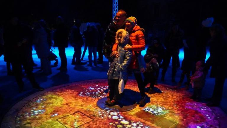 Čezmejni trg praznično osvetljen