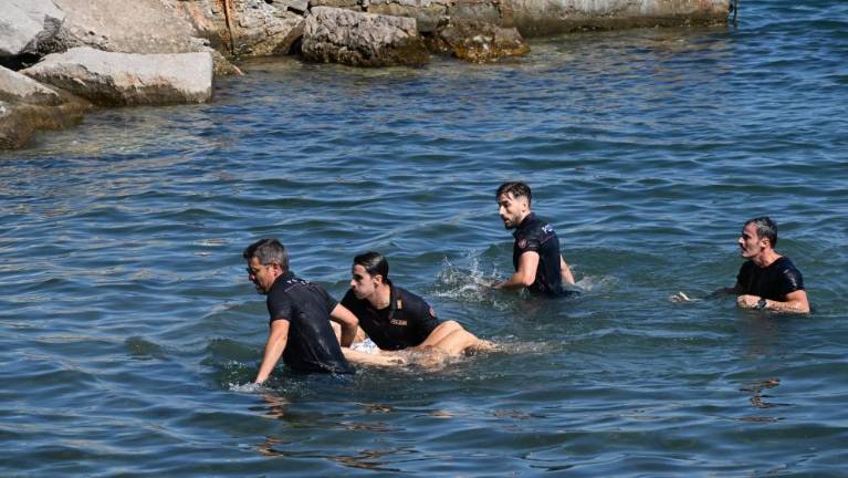 Iz morja potegnili žensko, ki se je utapljala, a je v bolnišnici umrla