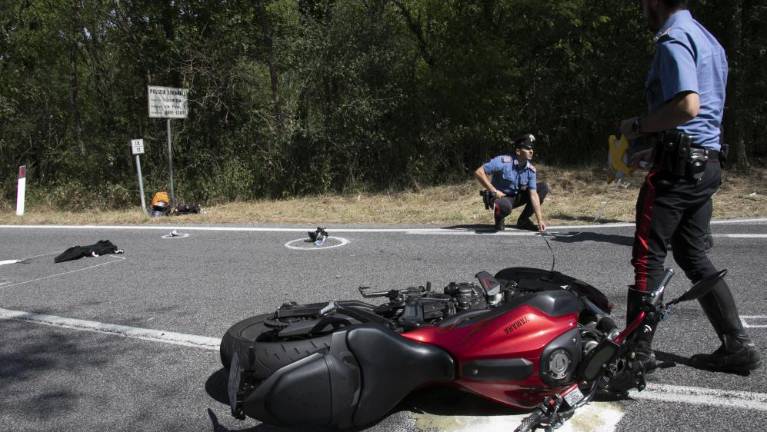 Mladi motorist hudo poškodovan