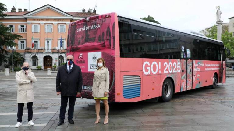 Na avtobusih roza poklon Giru in EPK 2025