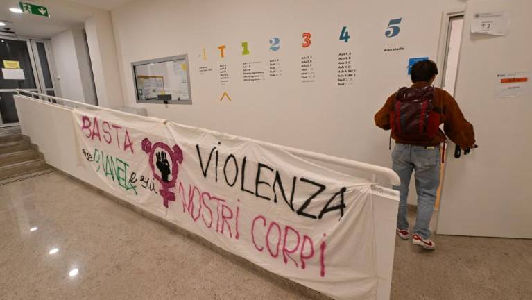 Študenti okupirali univerzitetno poslopje