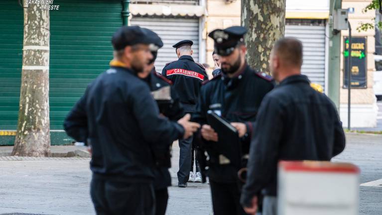 Mladoletnikoma zasegli nož in kladivo