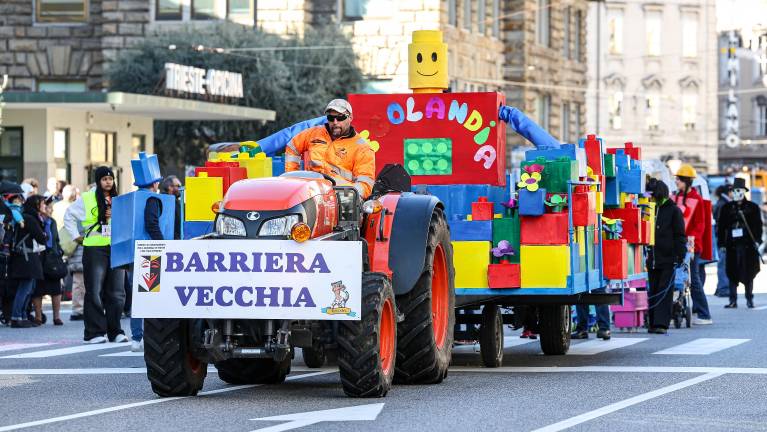 Sončno vreme je v mestno središče privabilo množico obiskovalcev vseh generacij