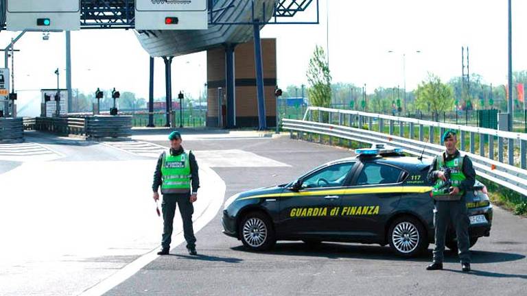 Pri prodaji luksuznih avtomobilov utajil več kot 800.000 evrov davkov