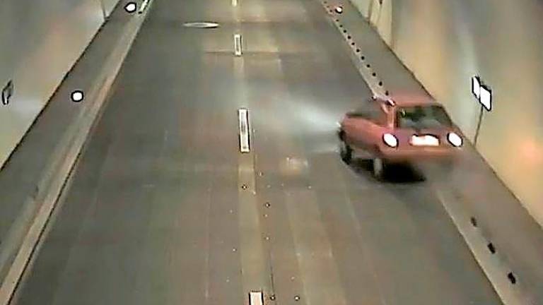 V predoru Markovec se je prevrnil na streho (video)