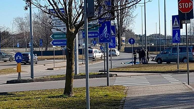 Avtomobil do smrti povozil žensko