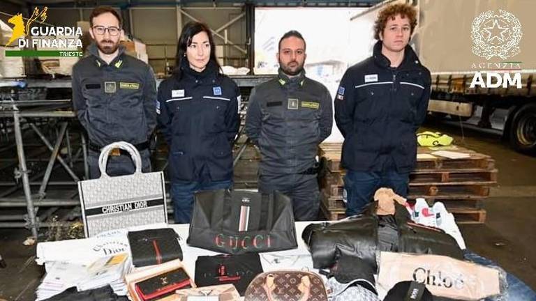 V tržaškem pristanišču zasegli ponaredke luksuznih znamk za tri milijone evrov