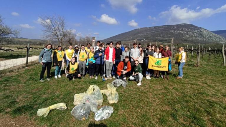 Morje cigaretnih ogorkov