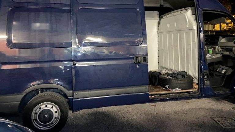 V kombiju prevažal 32 migrantov