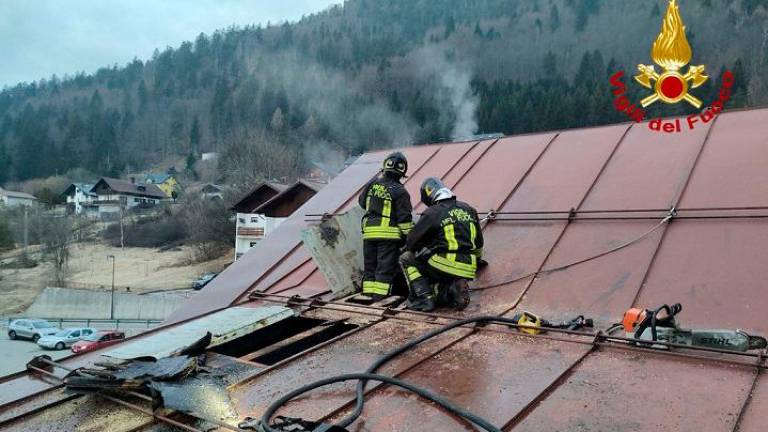 Zagorela streha štirinadstropne hiše na Trbižu, evakuirali pet družin