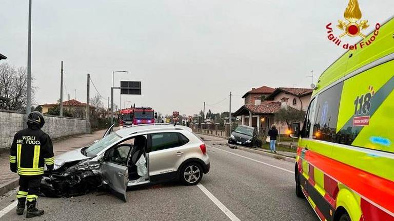 V trčenju dveh avtomobilov poškodovani dve osebi