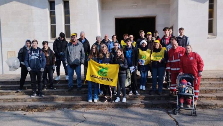 Morje cigaretnih ogorkov