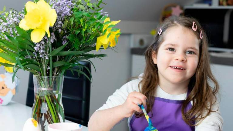 S Pisanko za Karolino zbirajo sredstva za hudo bolno petletno deklico