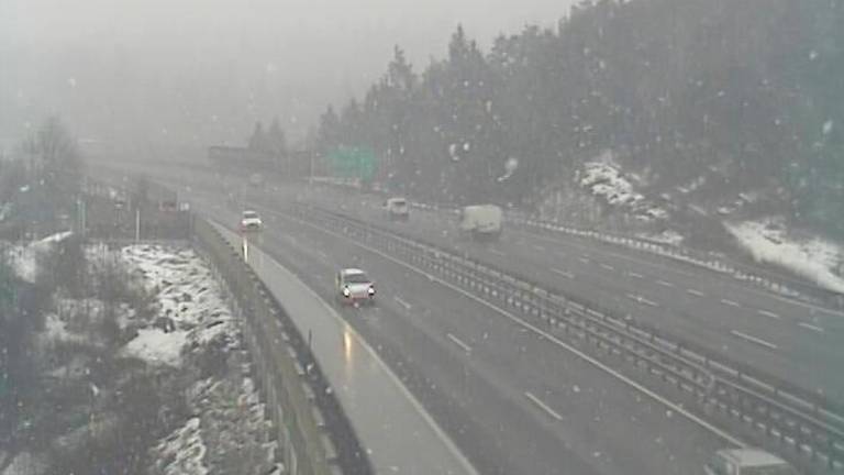 Sneg se ponekod oprijema cestišč