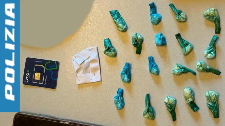 V škatlici cigaret je skrival 19 odmerkov kokaina (POLICIJA)
