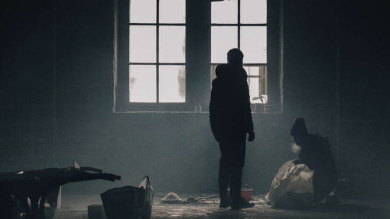 Z baklami med ljudi na robu družbe