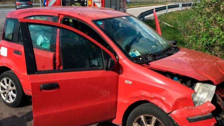 Voznik pri Krmenki zapeljal s ceste