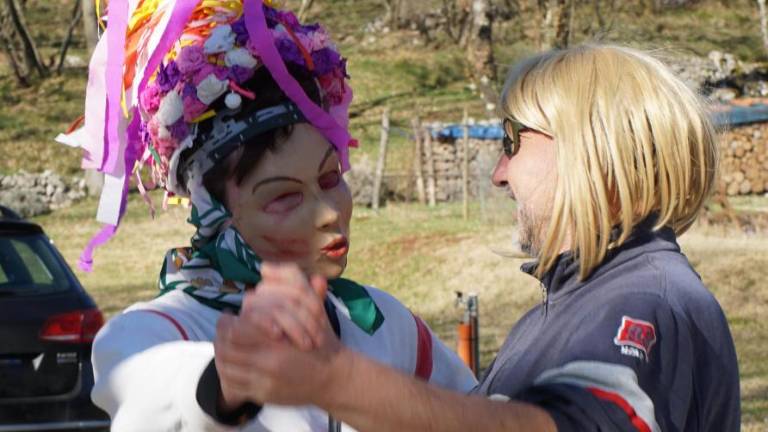 Na goriškem Krasu skrbno negujejo pustno dediščino (FOTO)