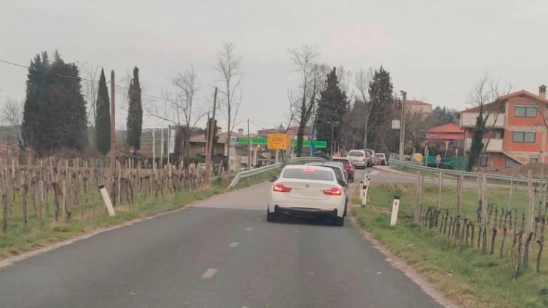 Pred bencinskim servisom v Vipolžah dolga kolona vozil