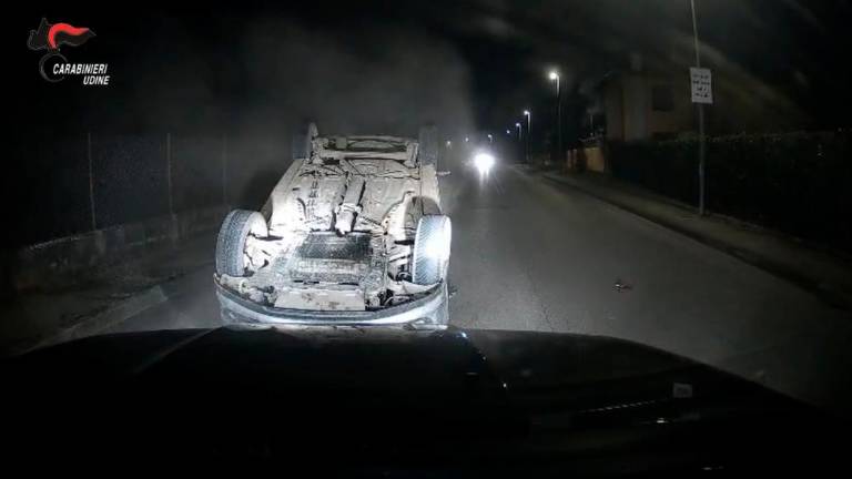 Avtomobil med begom pred karabinjerji pristal na strehi