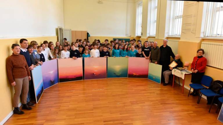 Deziderij Švara poklonil svoje slike šolam rodne občine