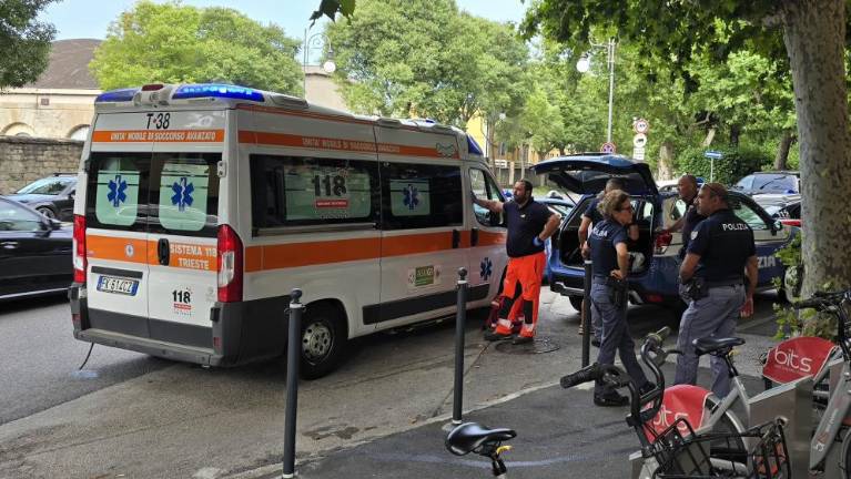 V Trstu padla z okna stanovanjskega bloka in umrla