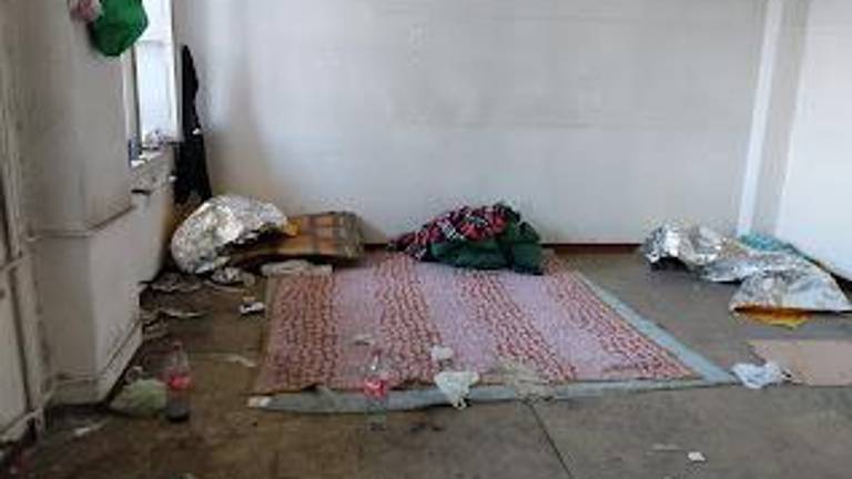 V opuščenih skladiščih so si uredili dom