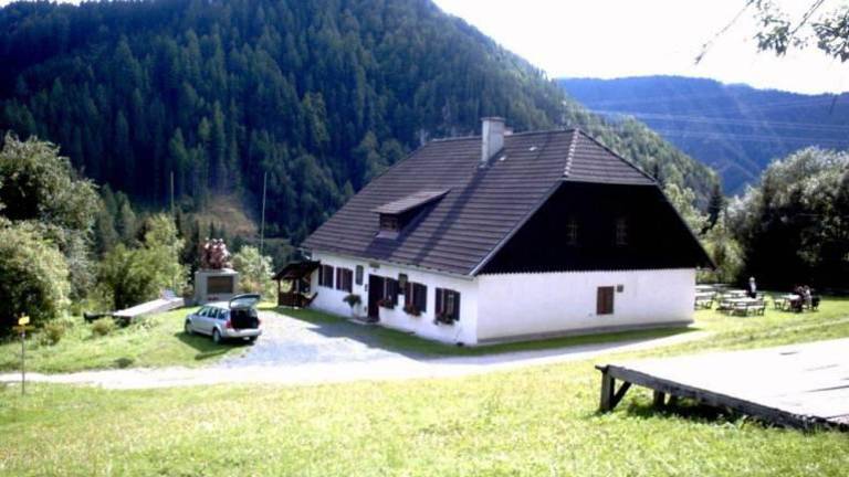 Slovenski in avstrijski pisatelji obsodili policijsko racijo pri Peršmanu