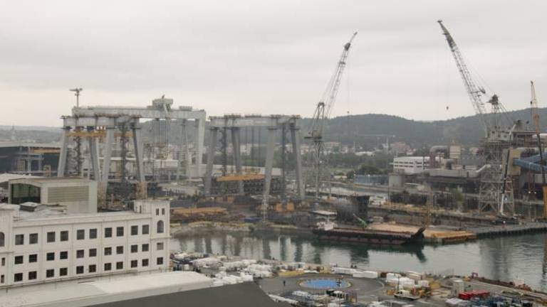 V ladjedelnici v Tržiču se je hudo ponesrečil delavec