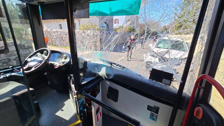 V Nabrežini čelno trčila avtobus in avtomobil