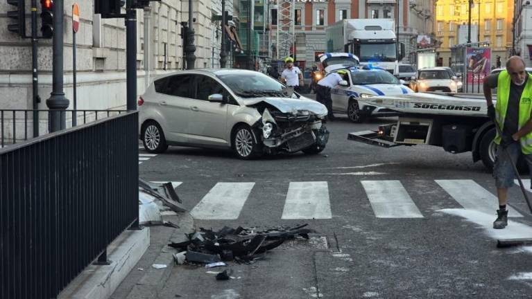 Pri tržaški železniški postaji trčil v tovornjak