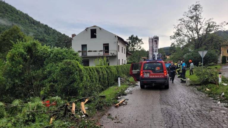 V Čepovanu odkrivalo strehe