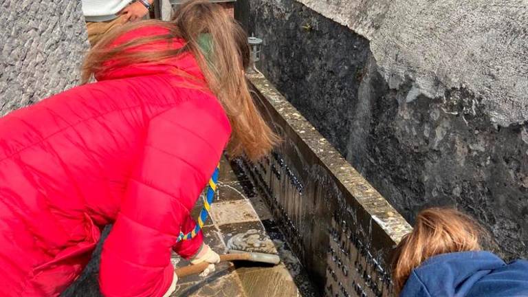 Mladi na Proseku očistili tri spomenike