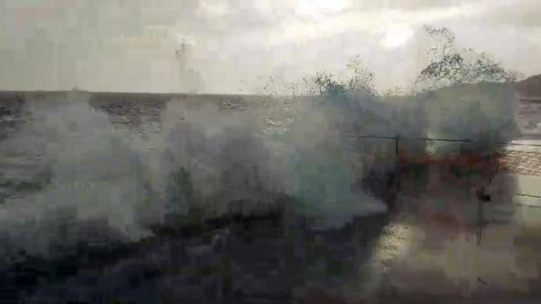 Morje je spet podivjalo (video)